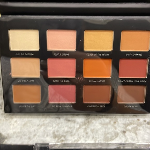 4 eyeshadow palettes - Picture 2 of 4